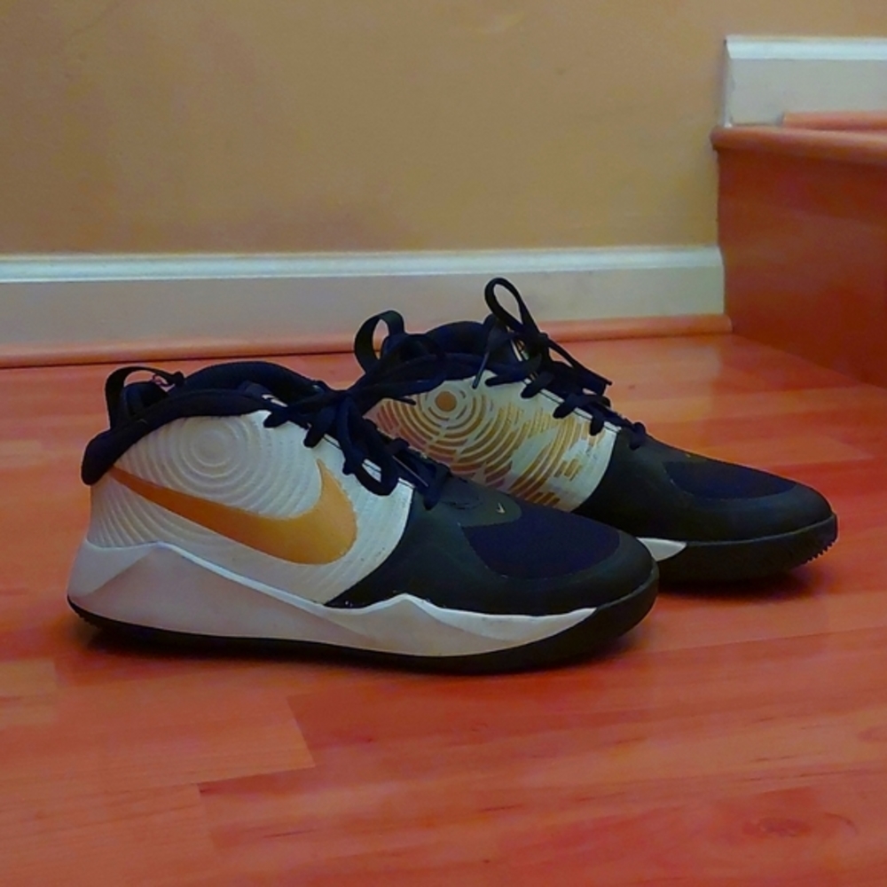 Nike Team Hustle D9 Basketball Shoes, Black/White/Gold    Size 5.5Y